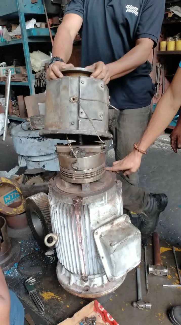Port equipment - Disassembling an RTG drive wheel for inspection