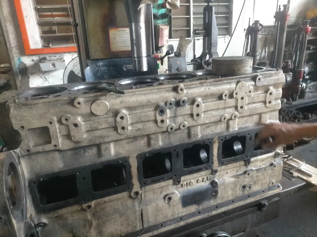 Engine block skimming surface