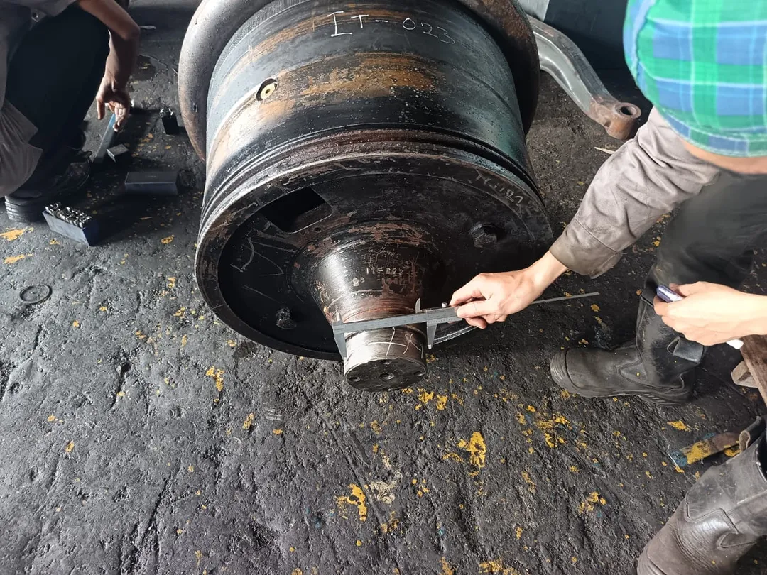 Port equipment - Measuring the worn dimension of a tyre rim shaft
