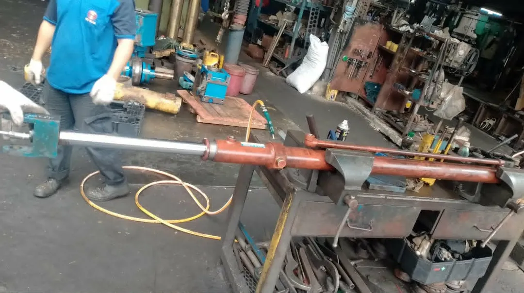 Port equipment - Pressure test on a repaired rope tensioner cylinder