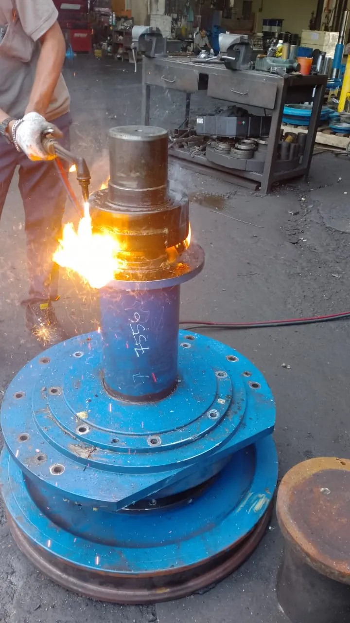 Port equipment - Removing a broken bearing from a trolley gearbox