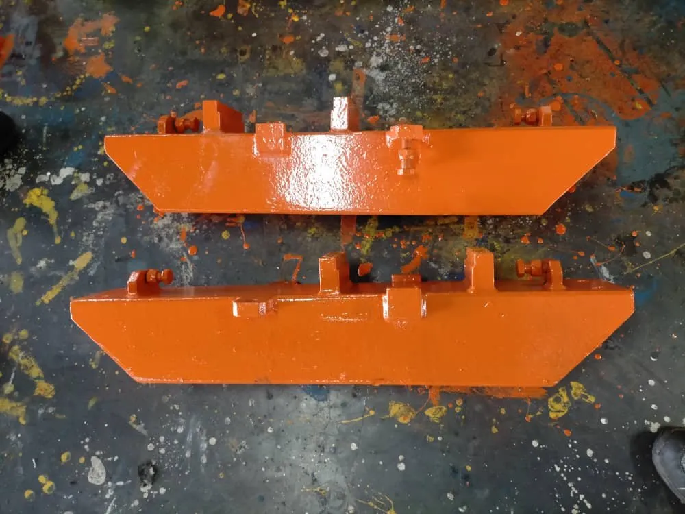 Spreader center tie frame bracket